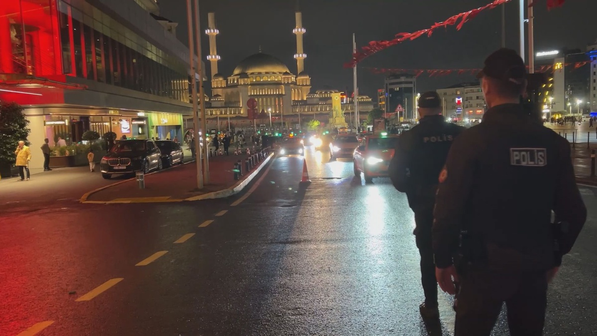 İstanbul'da polis helikopteri desteğiyle 'Huzur İstanbul' denetiminde GBT yapıldı