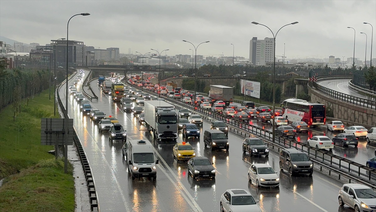 İstanbul'da sabah saatlerinde trafik yoğunluğu yaşanıyor
