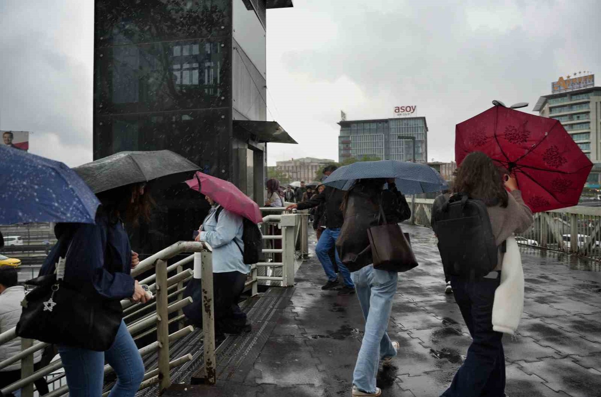 İstanbul'da şiddetli yağmur ve rüzgar günlük yaşamı olumsuz etkiledi