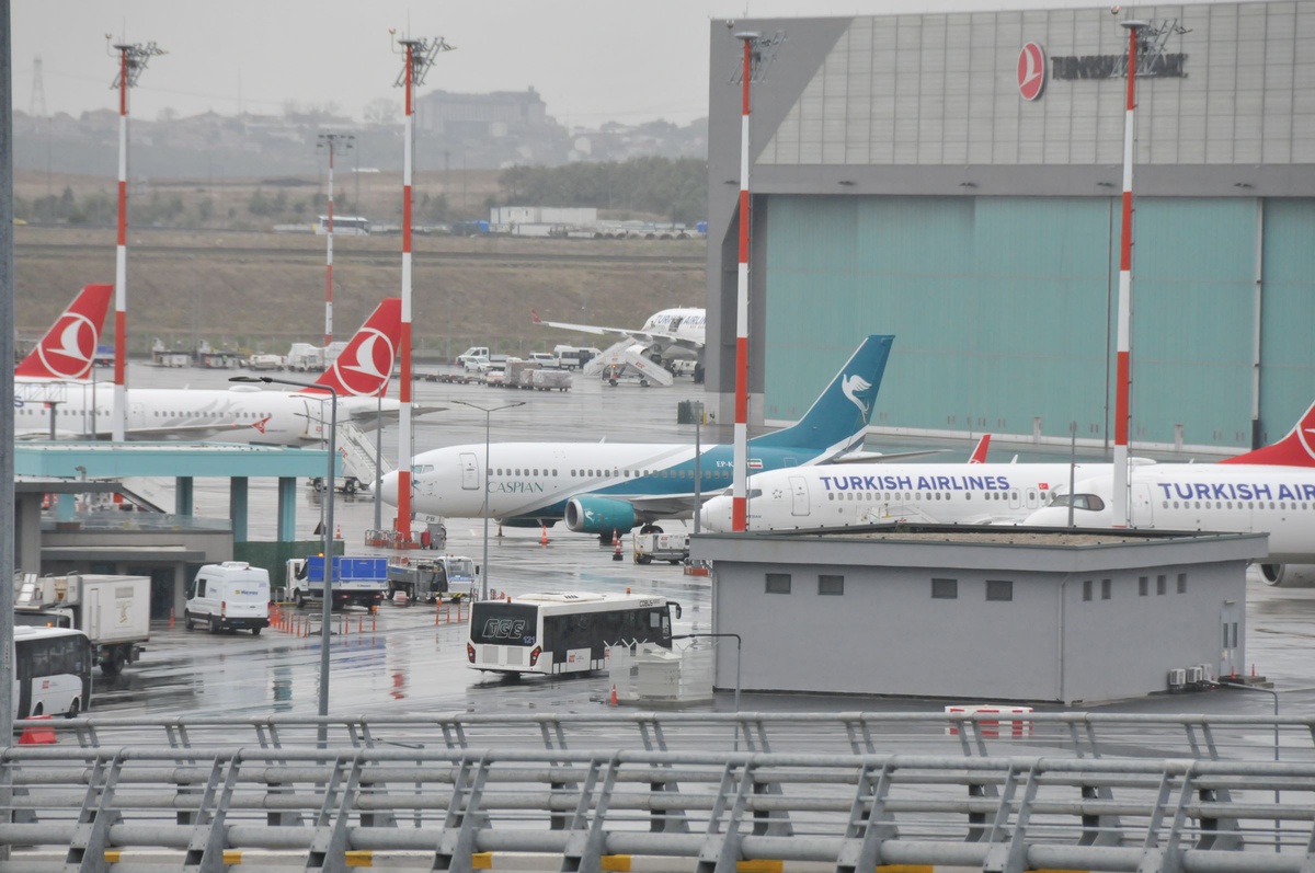 İstanbul Havalimanı'nda haczedilen Caspian Airlines uçağı apronda bekliyor