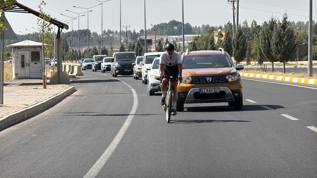 İsviçre'den 37 günde 4 bin 500 kilometre pedal çeviren Murat Yarbuğ Midyat'a ulaştı