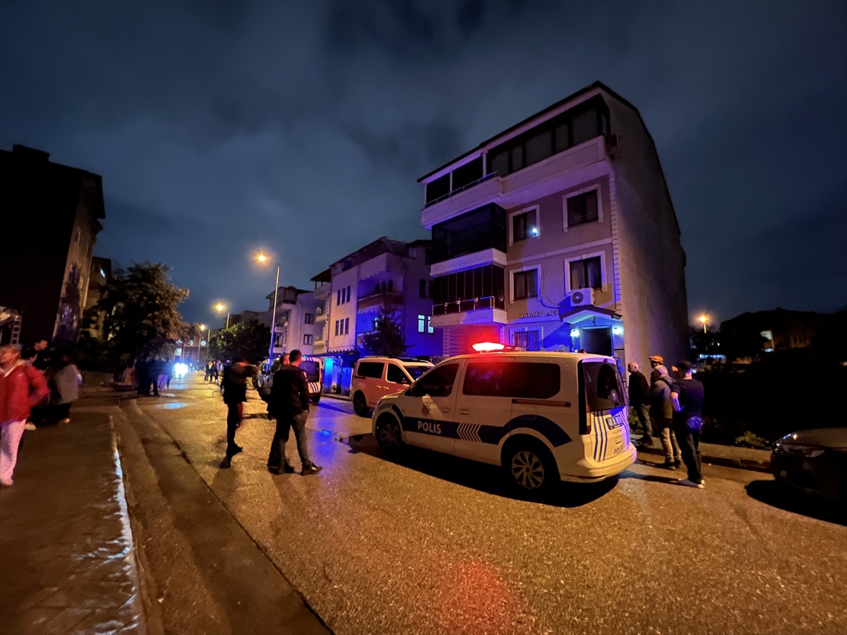 İzmit'te temel kazısı sonrası toprak kayması 2 binanın boşaltılmasına neden oldu