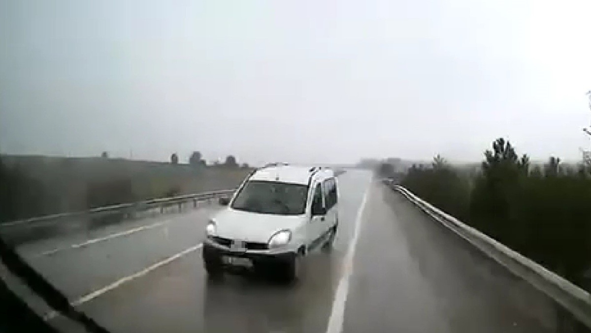 Karabük'te hatalı sollama ve ters yön tehlikeleri araç kamerasına yansıdı