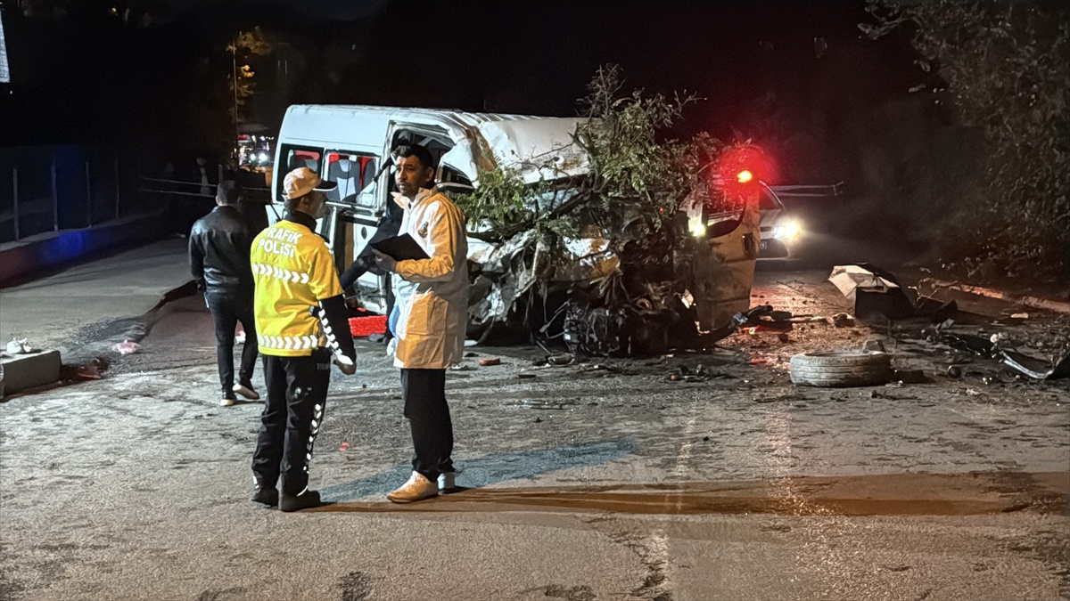 Karabük’te işçi servisi aydınlatma direğine çarptı, 6 kişi yaralandı.