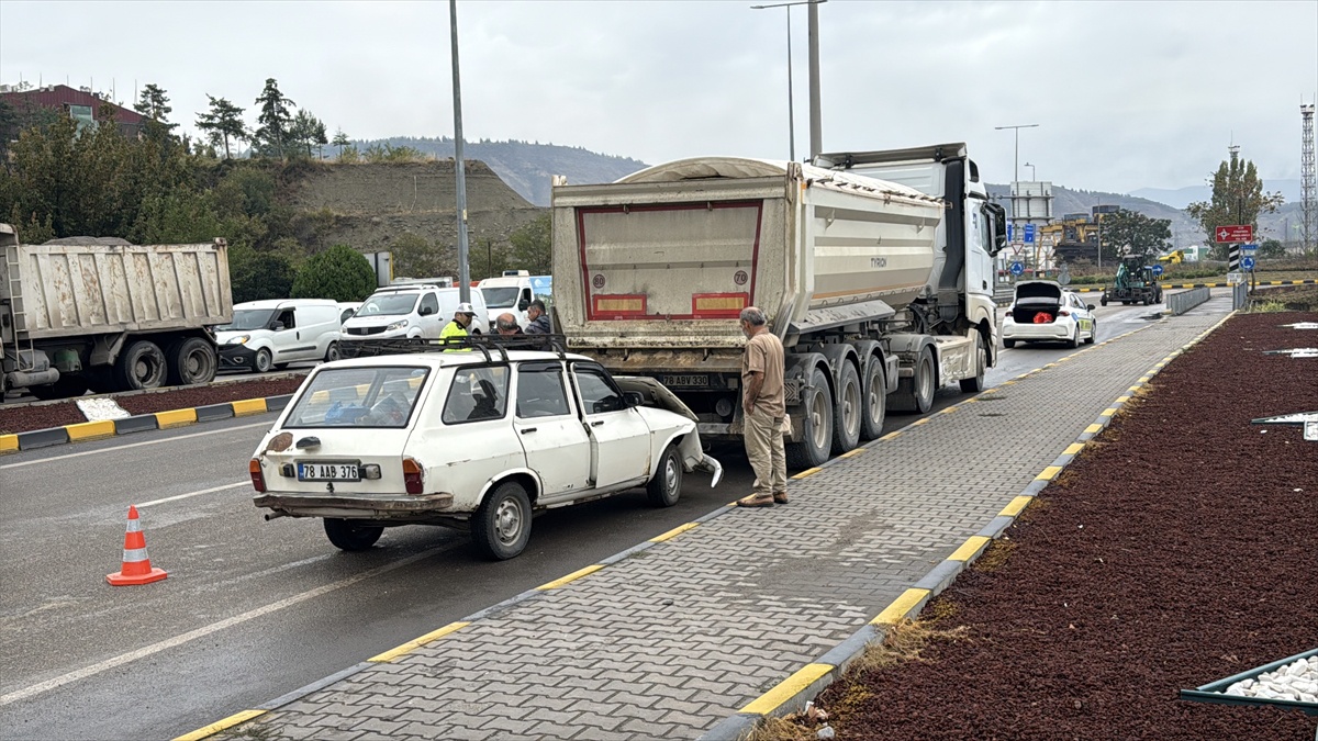 Karabük'te kırmızı ışık ihlali sonrası tıra çarpan otomobilde 2 kişi yaralandı