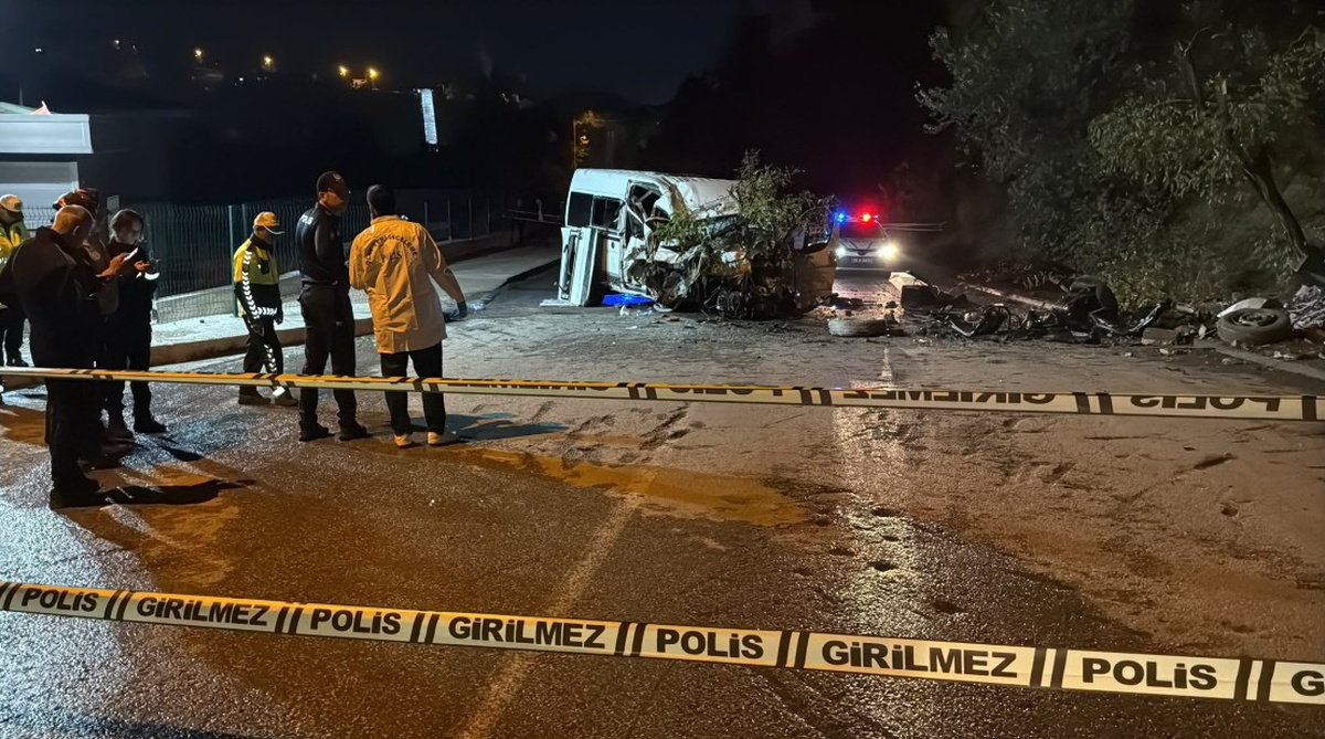 Karabük'te sürücüsü direksiyon hakimiyetini kaybeden minibüsteki 6 kişi yaralandı