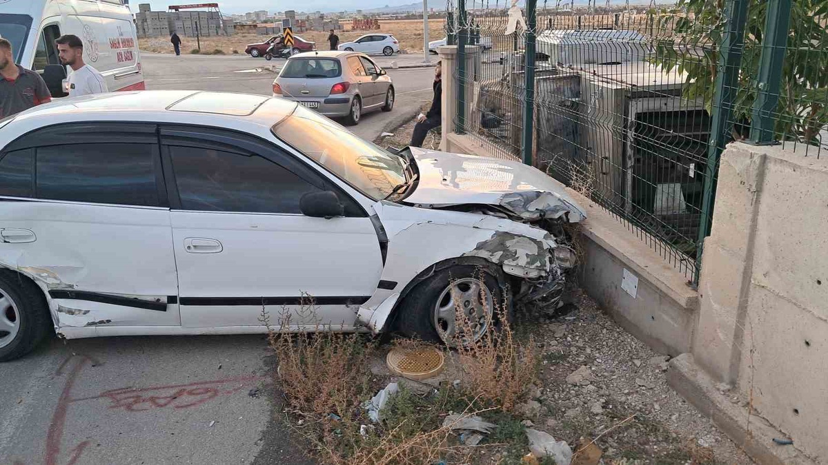 Karaman'da iki otomobil çarpıştı, 3 kişi yaralandı; kaza anı kameraya yansıdı