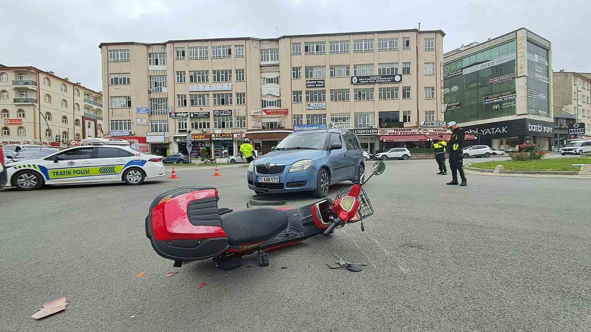 Karaman'da otomobille çarpışan elektrikli bisikletin 83 yaşındaki sürücüsü yaralandı.