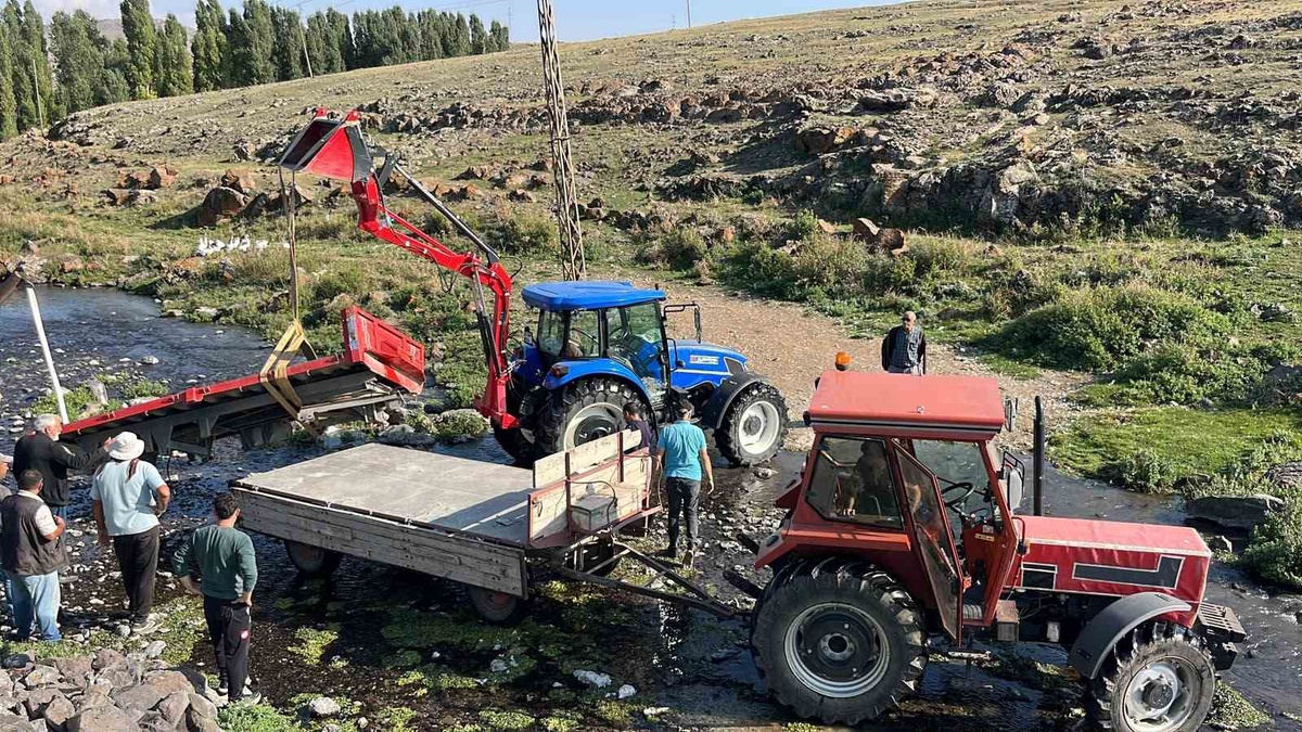 Kars Akyaka'da dereye düşen traktör römorku köylülerin imecesiyle 4 saatte çıkarıldı
