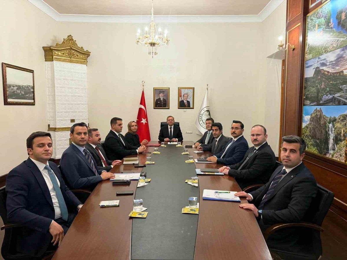 Kars'ta mülki idare amirleri kamu yatırımlarını ve güvenlik hizmetlerini görüştü