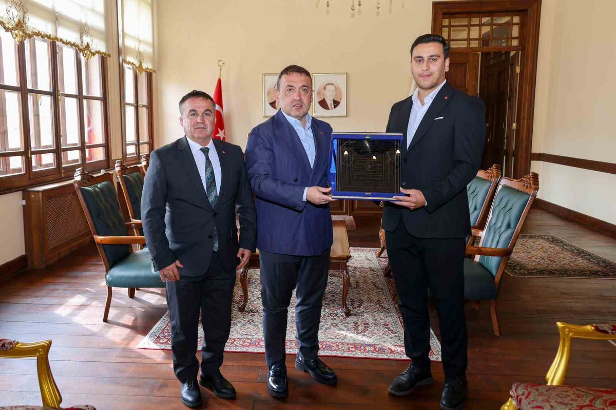 Kırşehir'den gönderilen Ahilik Sancağı Bilecik Valisi Sözer'e takdim edildi