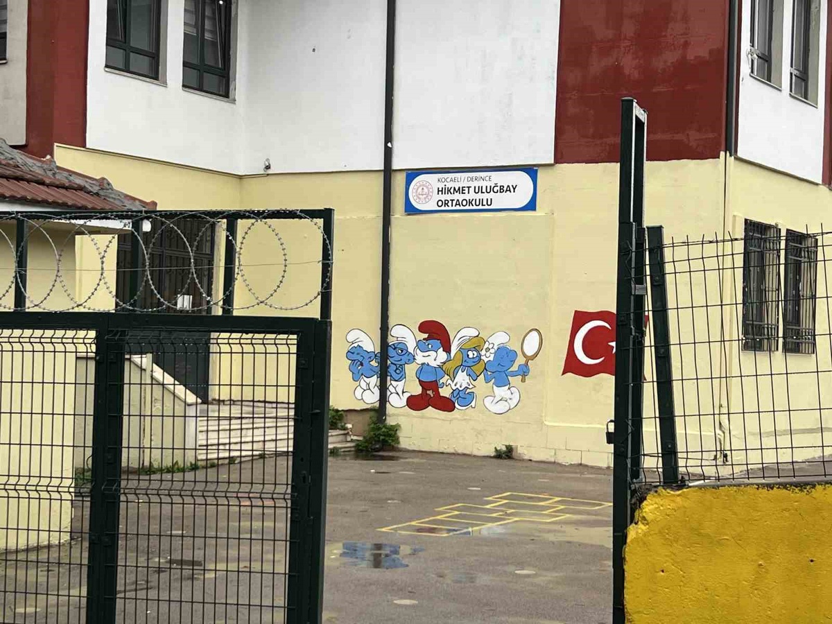 Kocaeli'de ortaokulda ders sırasında tavan sıvaları düştü! 3 öğrenci yaralandı
