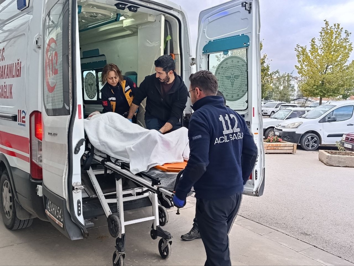 Konya Beyşehir'de Sanayi Sitesi'nde kamyon kasasından düşen kişi yaralandı