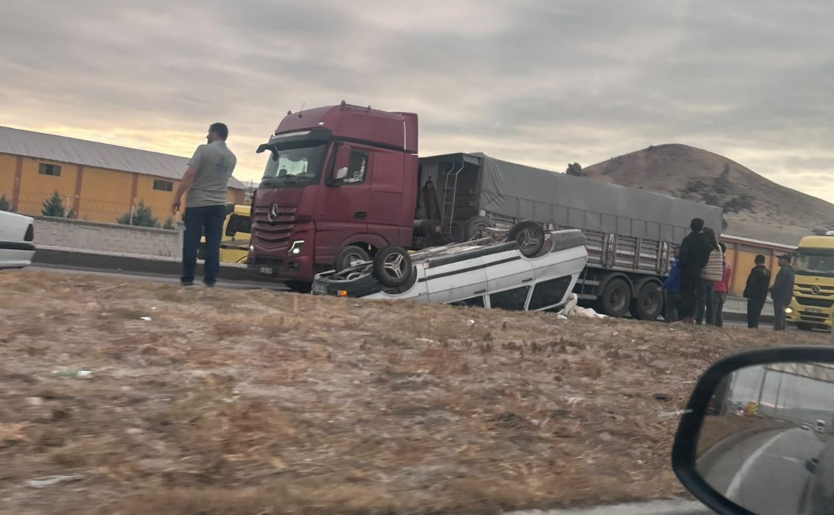 Konya Karapınar'da çekicinin çarptığı otomobil devrildi, 1 kişi yaralandı.