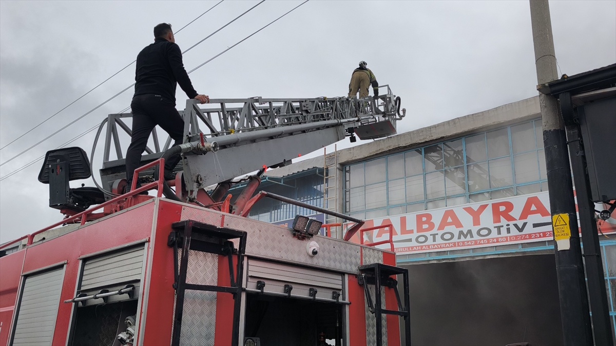 Kütahya'da Galericiler Sitesi'nde çatıda çıkan yangında 3 iş yeri hasar gördü