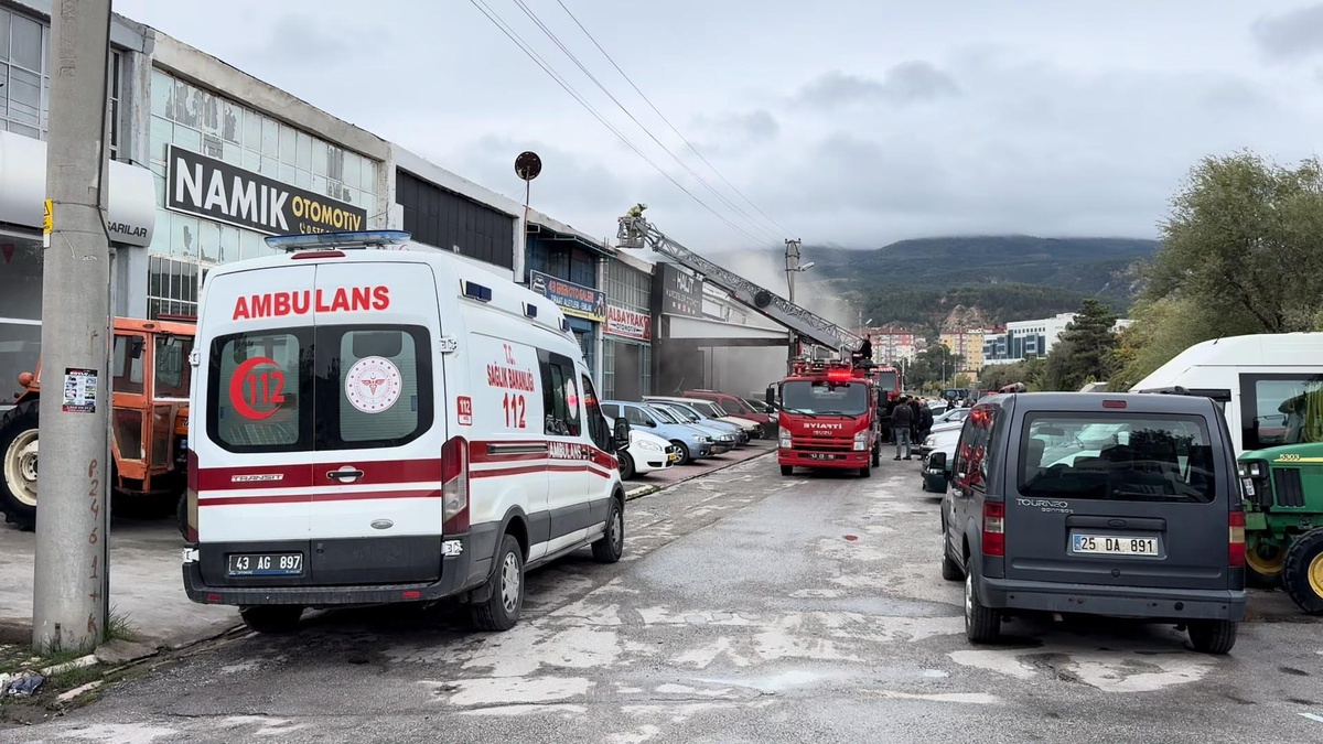 Kütahya'da oto galerinin çatısında çıkan yangında 2 işletme zarar gördü