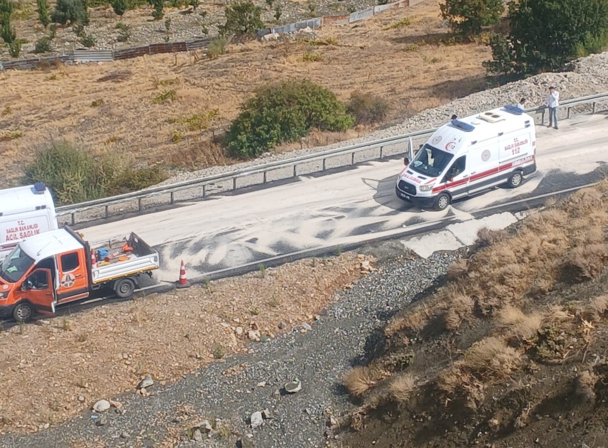 Malatya-Adıyaman yolunda bariyer ve kayalıklara çarpan tırdan atlayanlar yaralandı