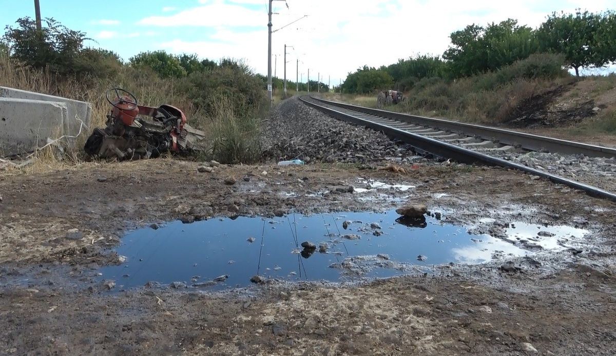 Malatya Yeşilyurt'ta yük treni traktöre çarptı; traktör ikiye ayrıldı, sürücü yaralı