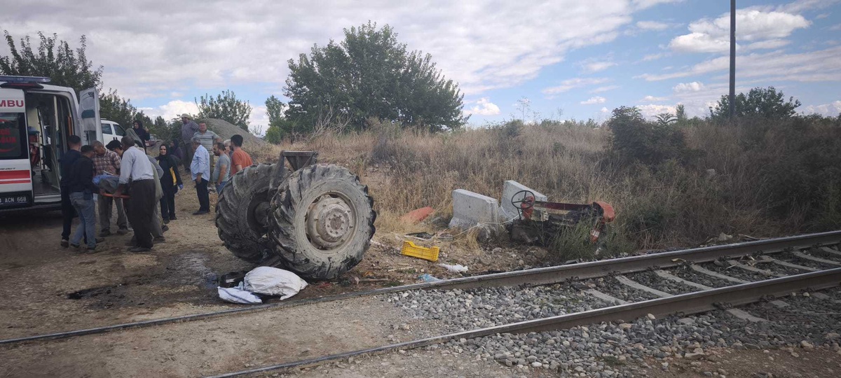 Malatya Yeşilyurt'ta yük treni traktörü ikiye böldü, işitme engelli sürücü yaralandı.