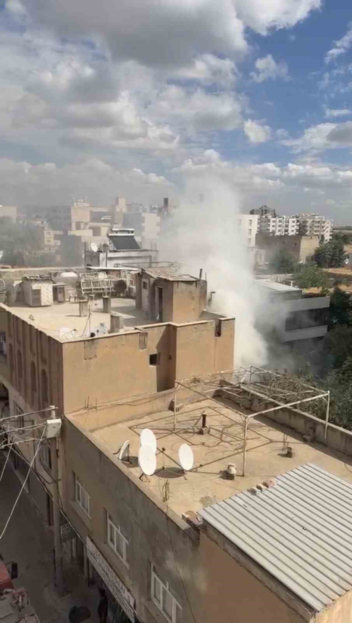 Mardin Nusaybin'de binada çıkan yangın söndürüldü, mahsur kalan 2 kişi tahliye edildi