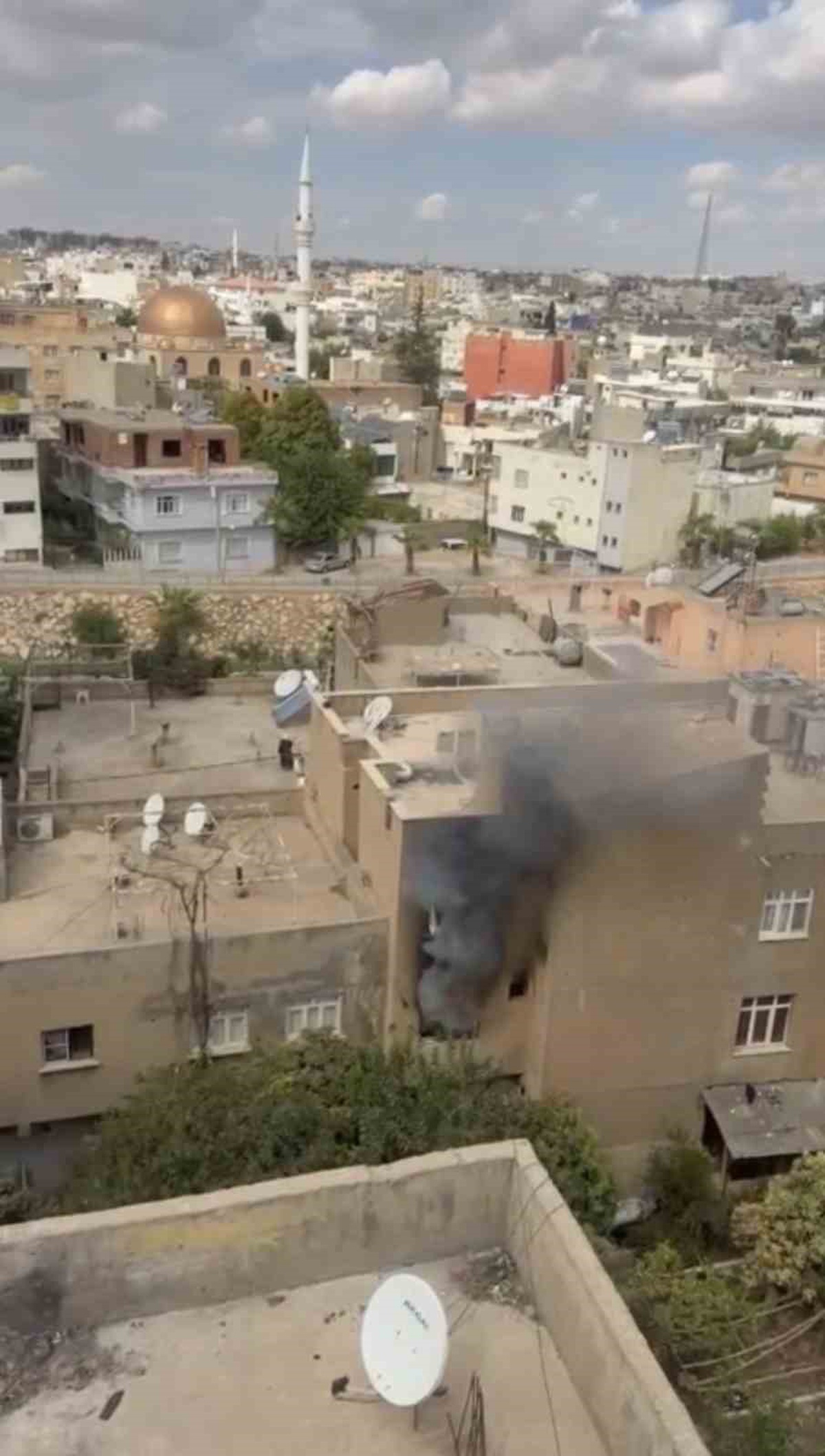 Mardin Nusaybin'de yangında mahsur kalan 2 kişi balkondan tahliye edildi