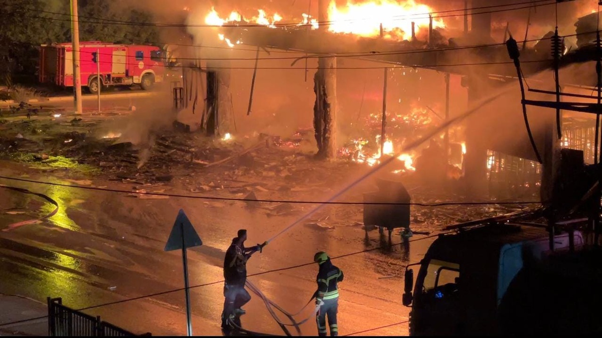 Mersin Mezitli'de 3 katlı mobilya mağazasındaki yangına itfaiye müdahale ediyor
