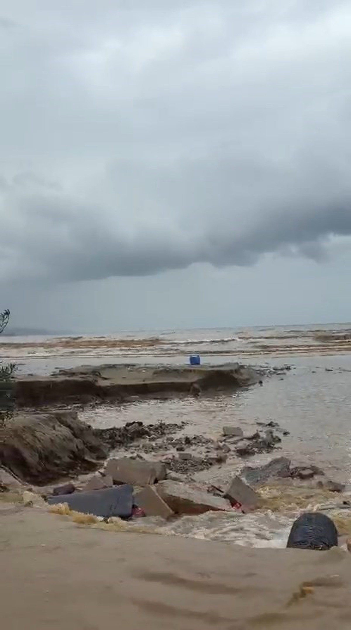 Mudanya'da sağanak su taşkınlarına yol açtı, mahsur kalan 4 kişi kurtarıldı