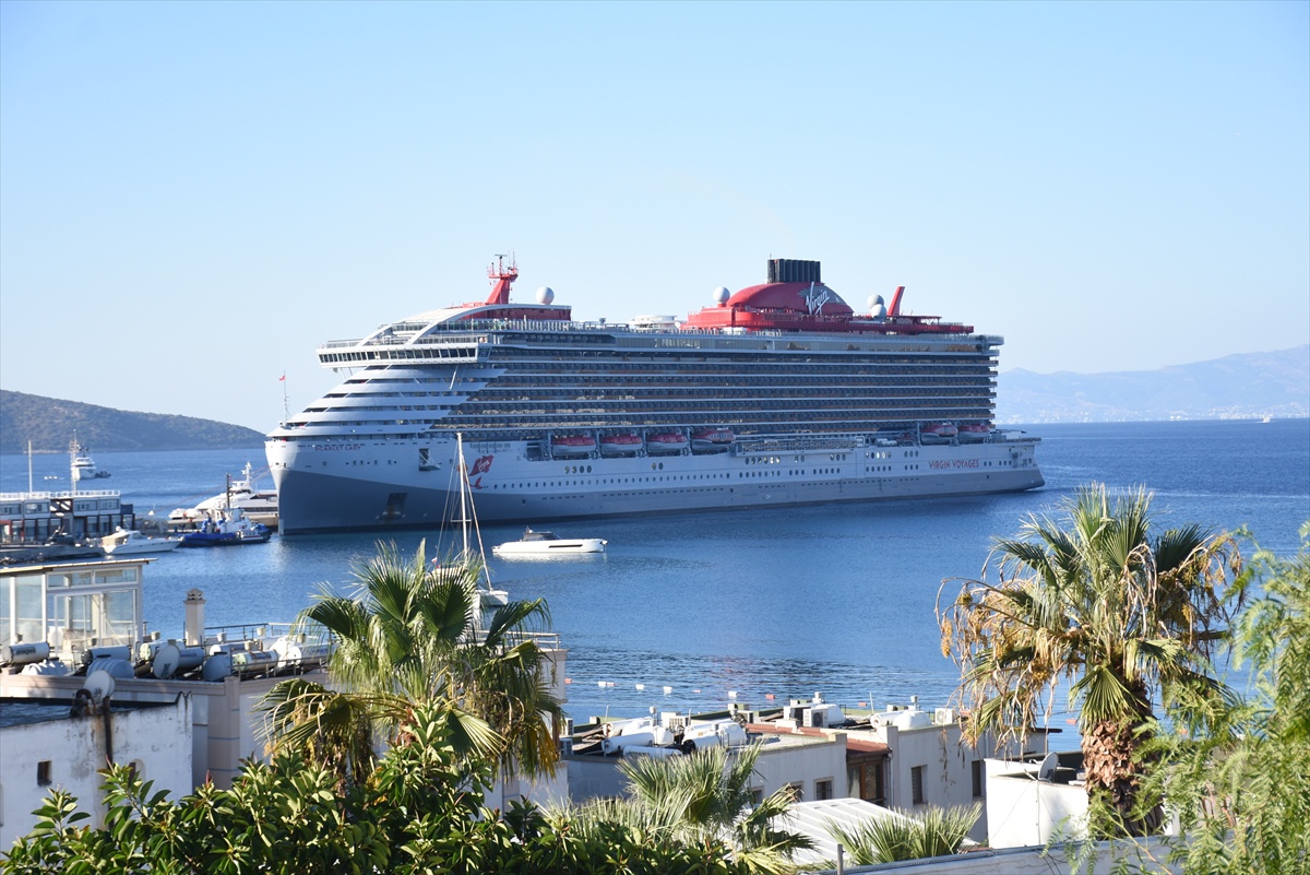 Muğla Bodrum'a yanaşan Scarlet Lady'den 2 bin 603 ...