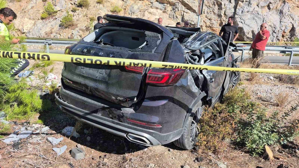 Muğla Datça'da Chery marka araç bariyerlere çarptı, 1 kişi öldü, 3 kişi yaralandı