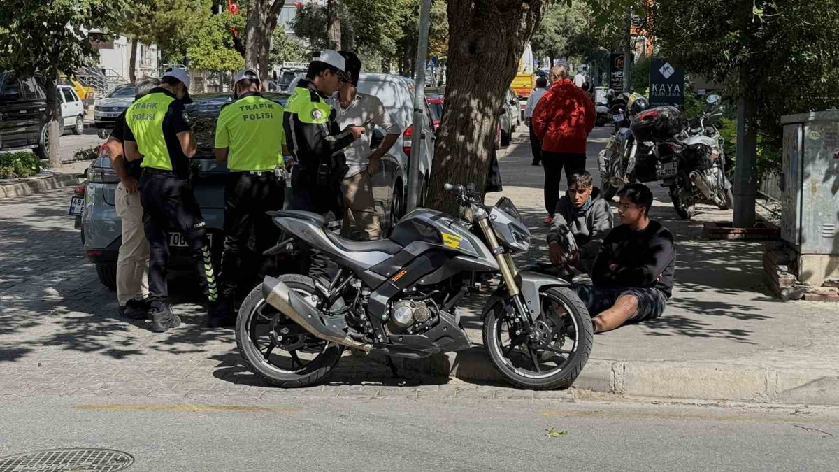 Muğla Menteşe'de otomobille çarpışan motosiklet direğe çarptı, sürücü hafif yaralandı