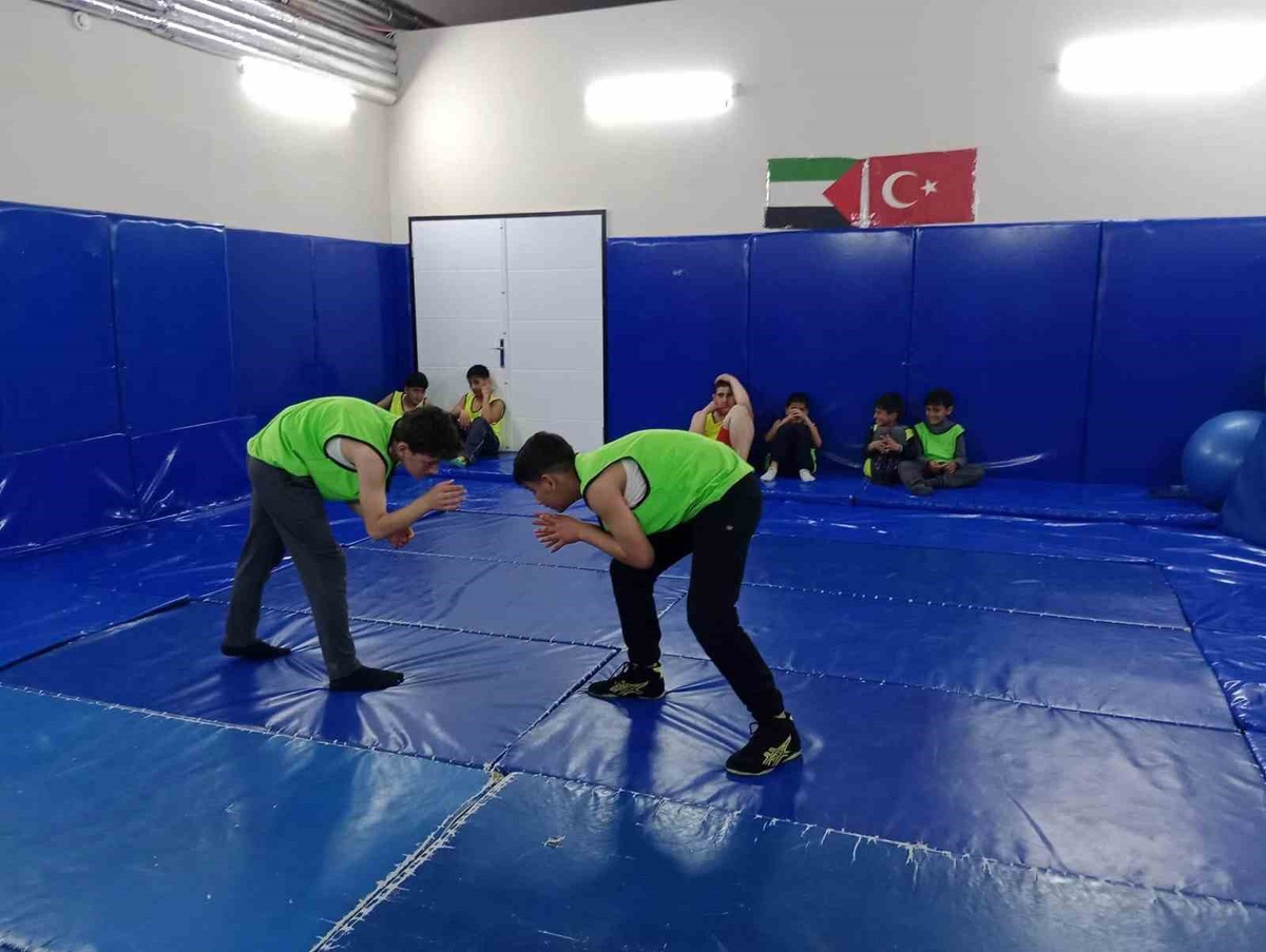 Muş Hasköy'de GSB güreş kursunda genç sporcular yoğun katılımla çalışıyor