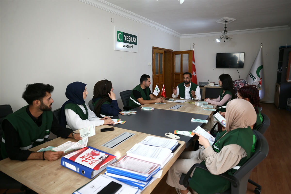 Muş'ta Yeşilay gönüllüleri sigaraya karşı esnaf ve vatandaşları bilgilendirdi