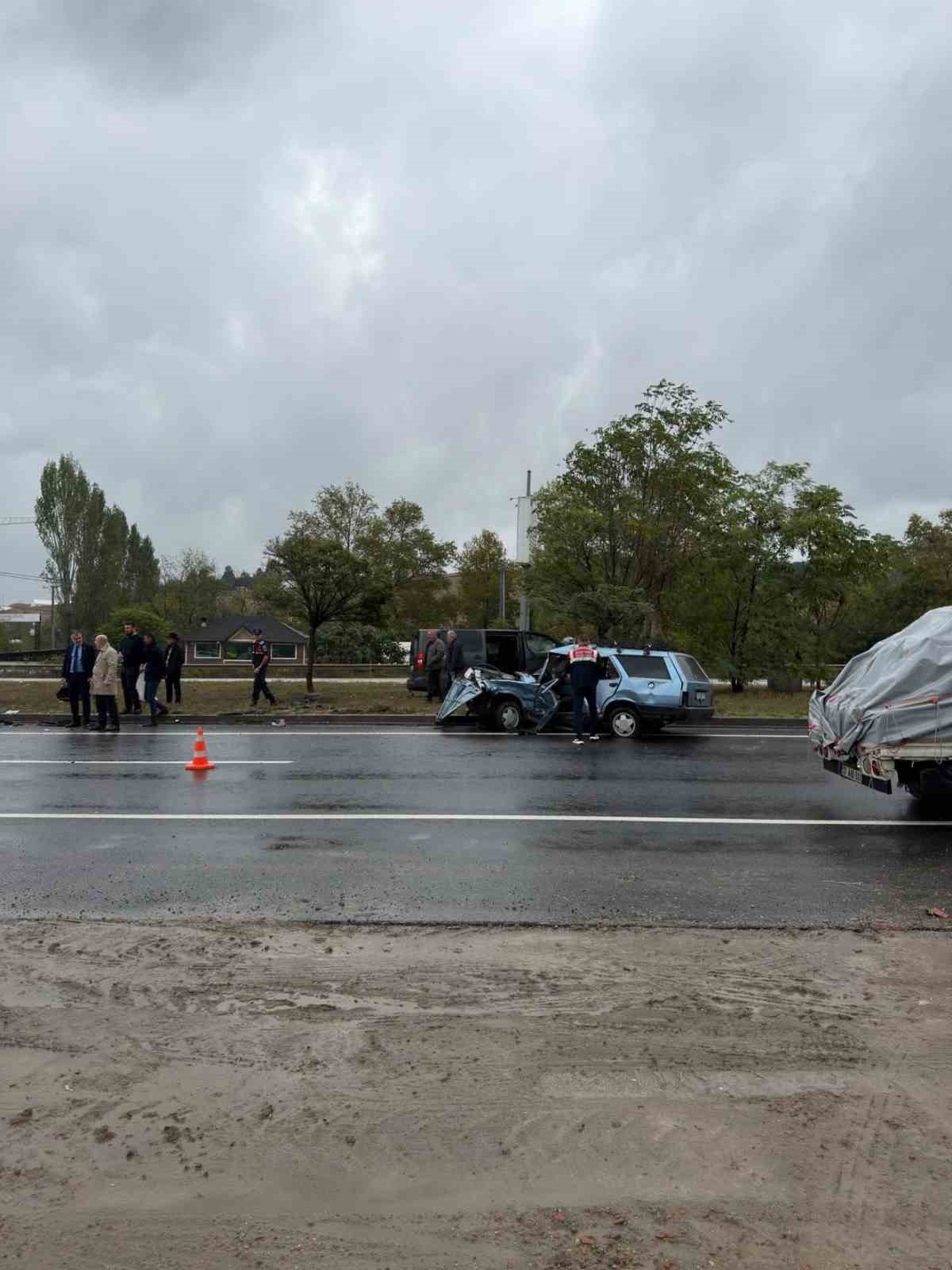 Orhangazi istikametinde otomobil ile minibüs çarpıştı, 1 kişi hayatını kaybetti