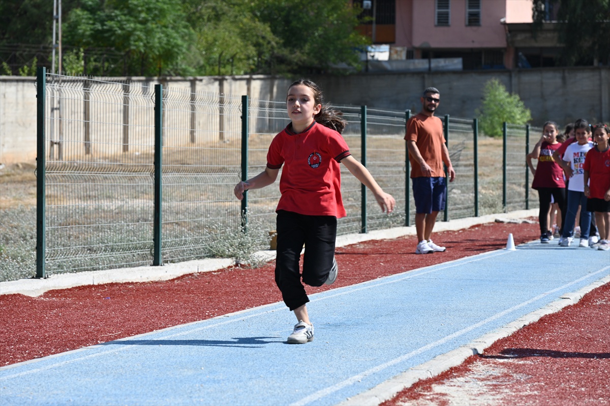Osmaniye Kadirli'de 105 ilkokul öğrencisi atletizm şenliğinde yarıştı
