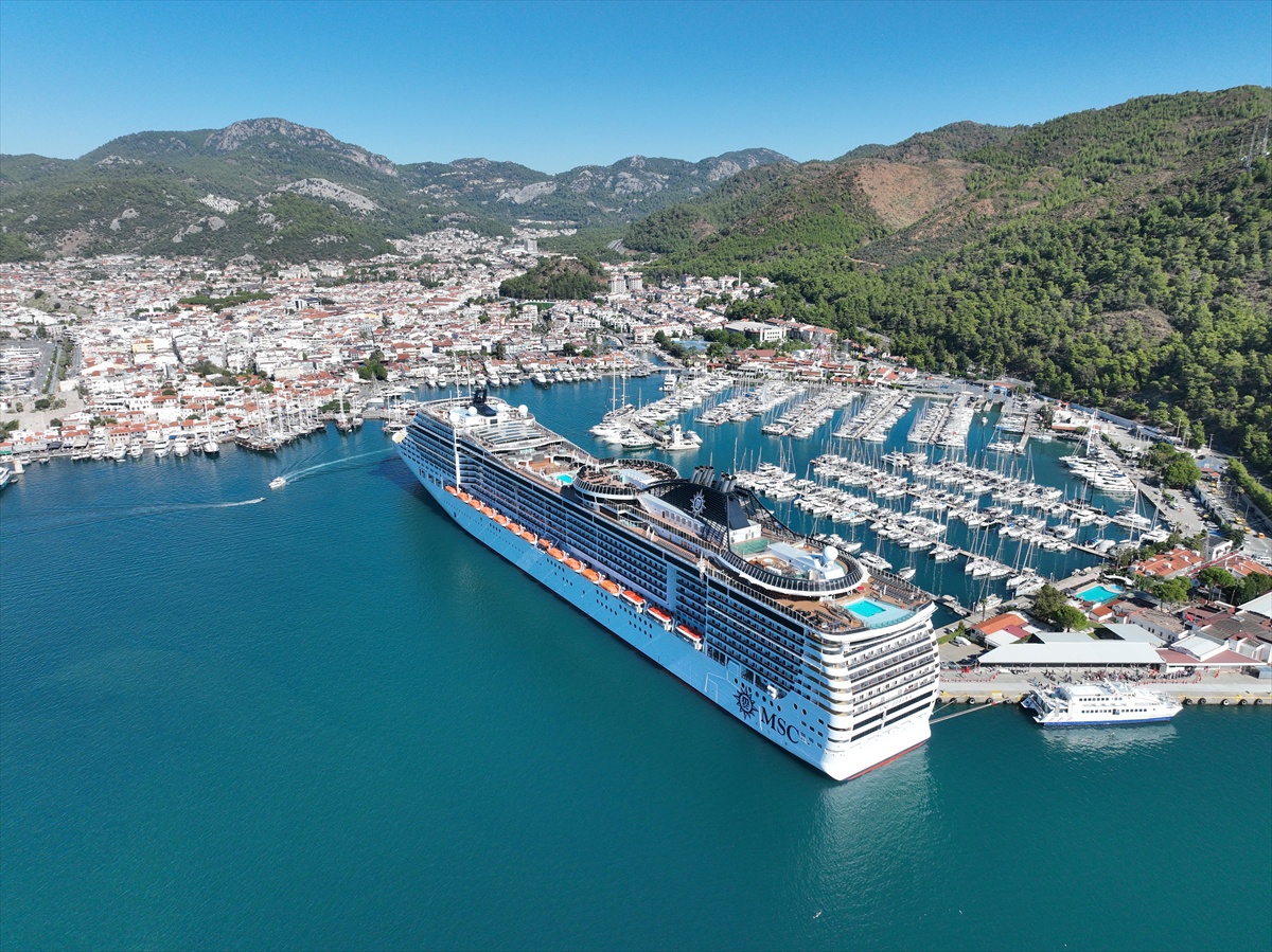 Panama bayraklı MSC Divina kruvaziyeri, Marmaris Limanı'na 3 bin 843 turist getirdi