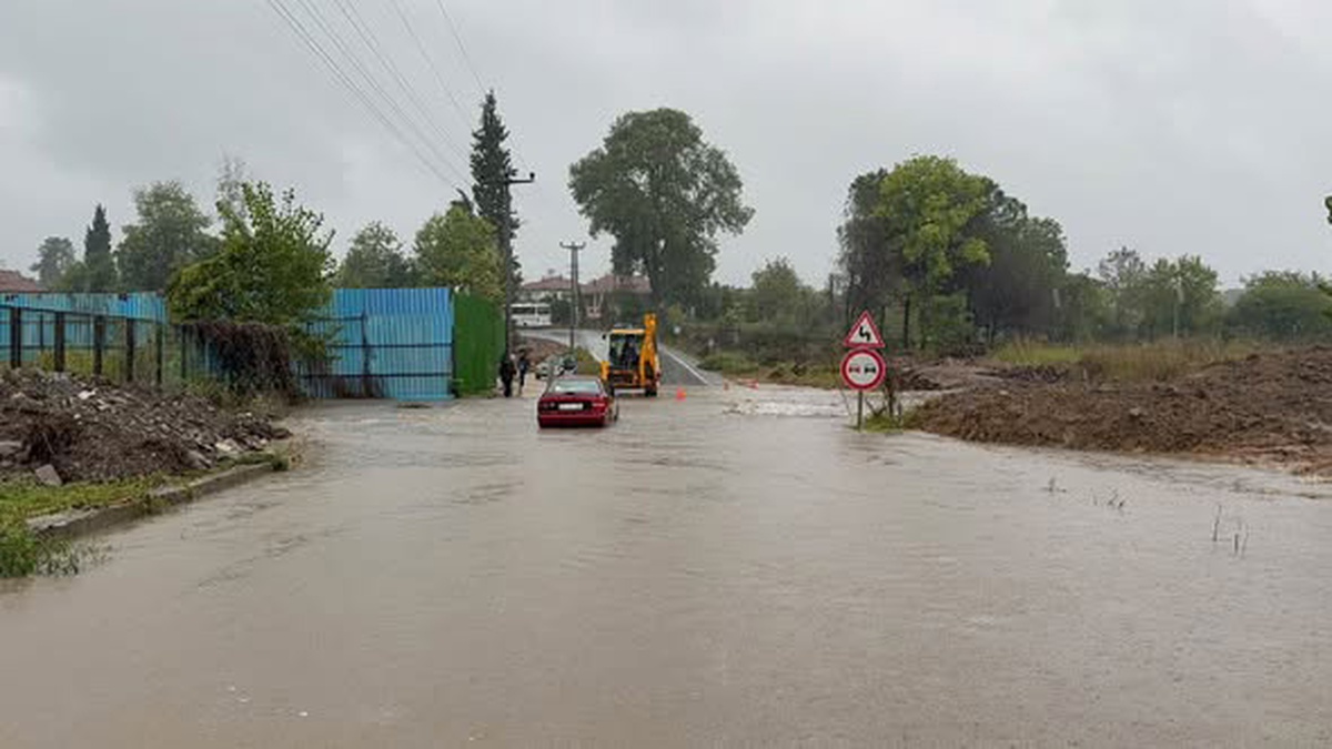 Sakarya'da sağanak ulaşımı vurdu, Akyazı'da köprüler trafiğe kapatıldı