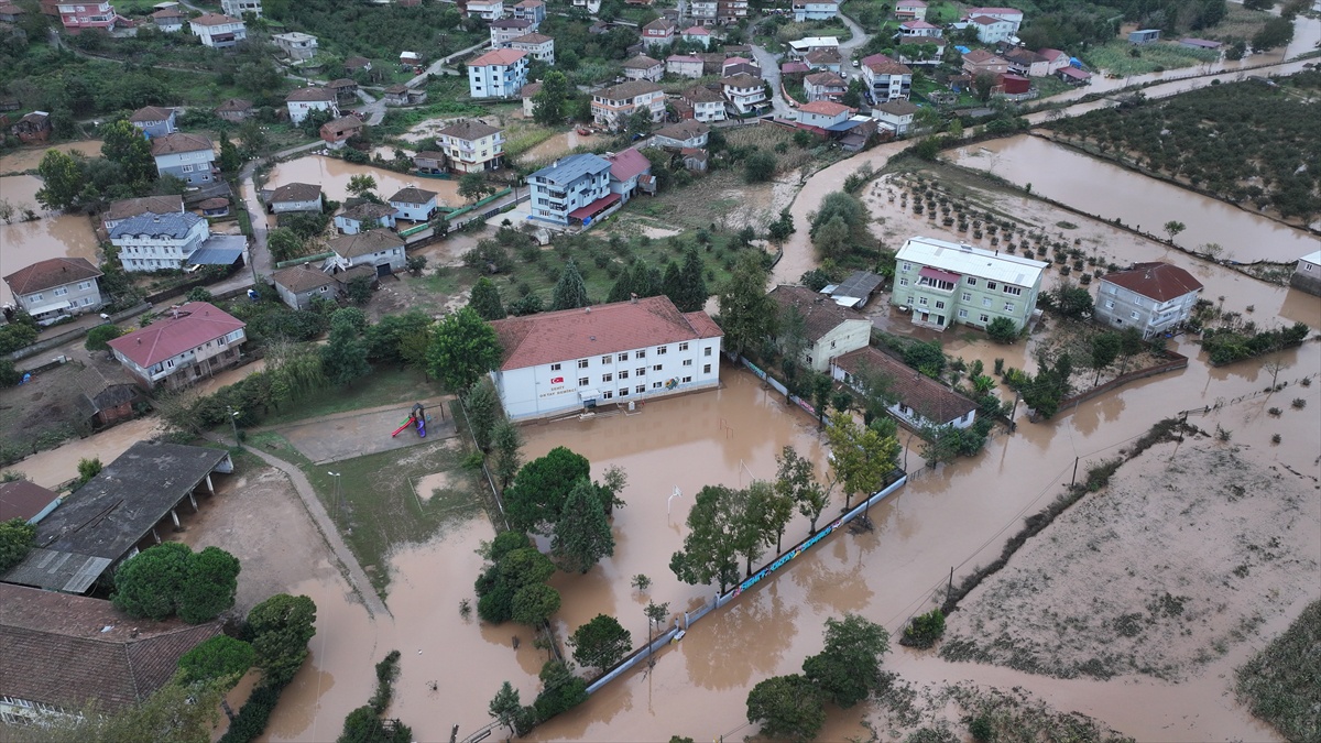 Sakarya'da yağıştan etkilenen mahallede ulaşım kepçe ve traktörlerle sağlanıyor
