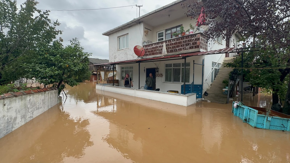 Sakarya Karasu'da dere taştı, Darıçayırı Mahallesi'nde ev ve iş yerini su bastı