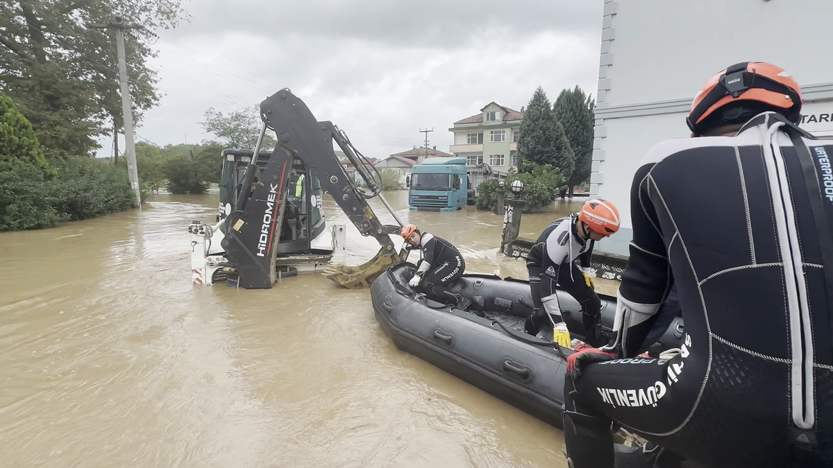 Sakarya Karasu'da derenin taşmasıyla mahsur kalan 4 kişi kurtarıldı