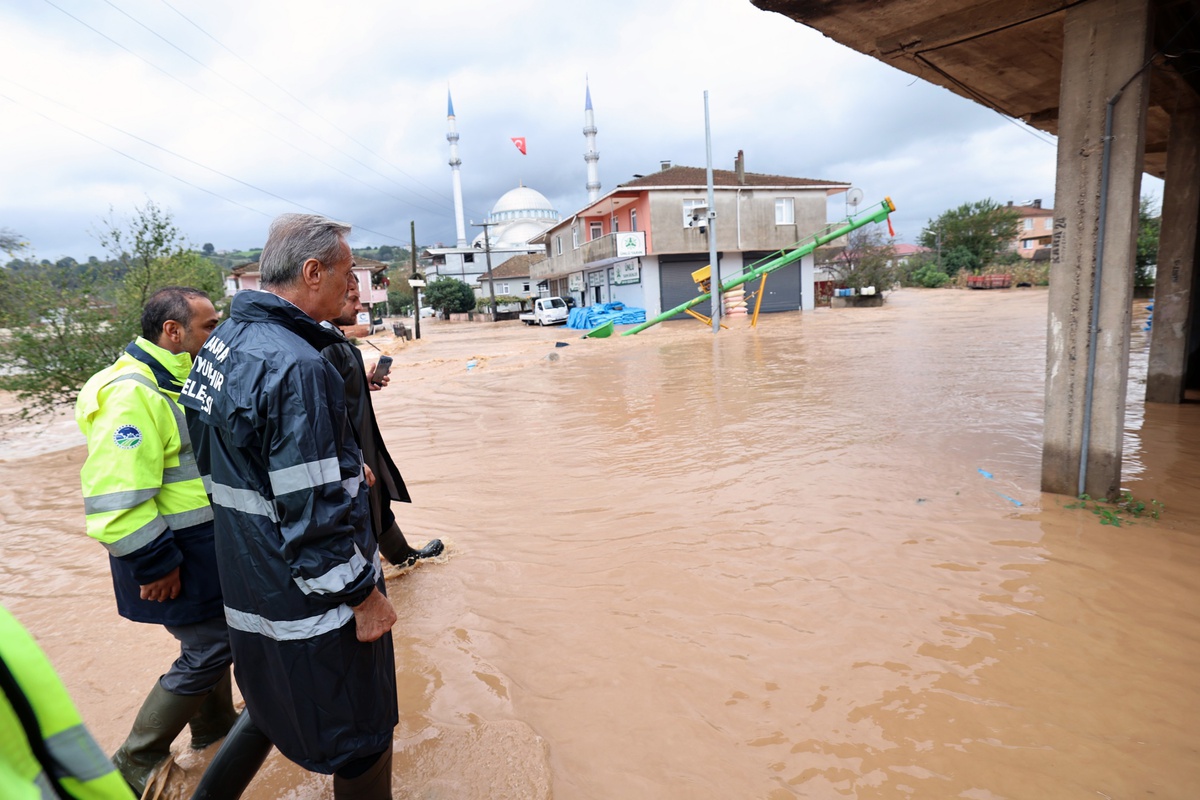 Sakarya Karasu'da son 27 yılın en kuvvetli yağışı sele neden oldu