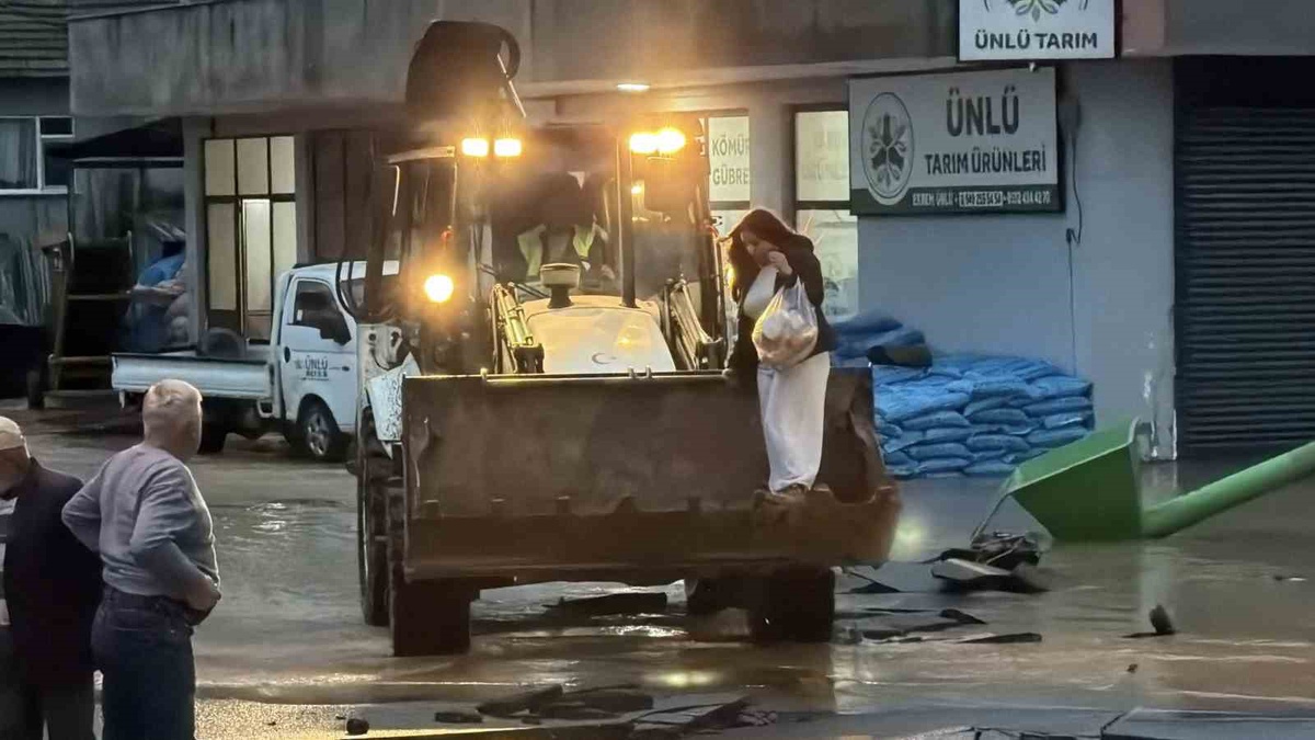 Sakarya Karasu'da taşkın nedeniyle ilk ve ortaokullar yarın da tatil edildi