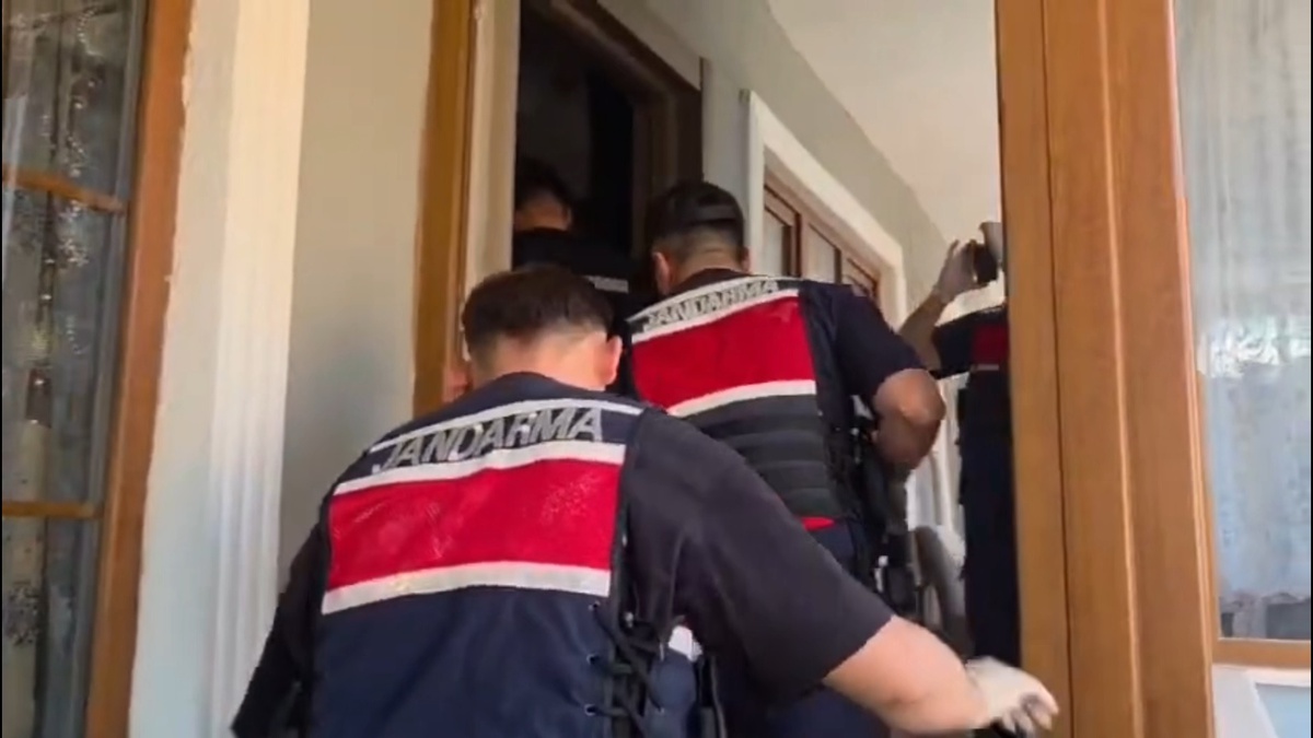 Sakarya Serdivan'da 19 kilo 582 gram bonzai ele geçirildi, 2 şüpheli tutuklandı