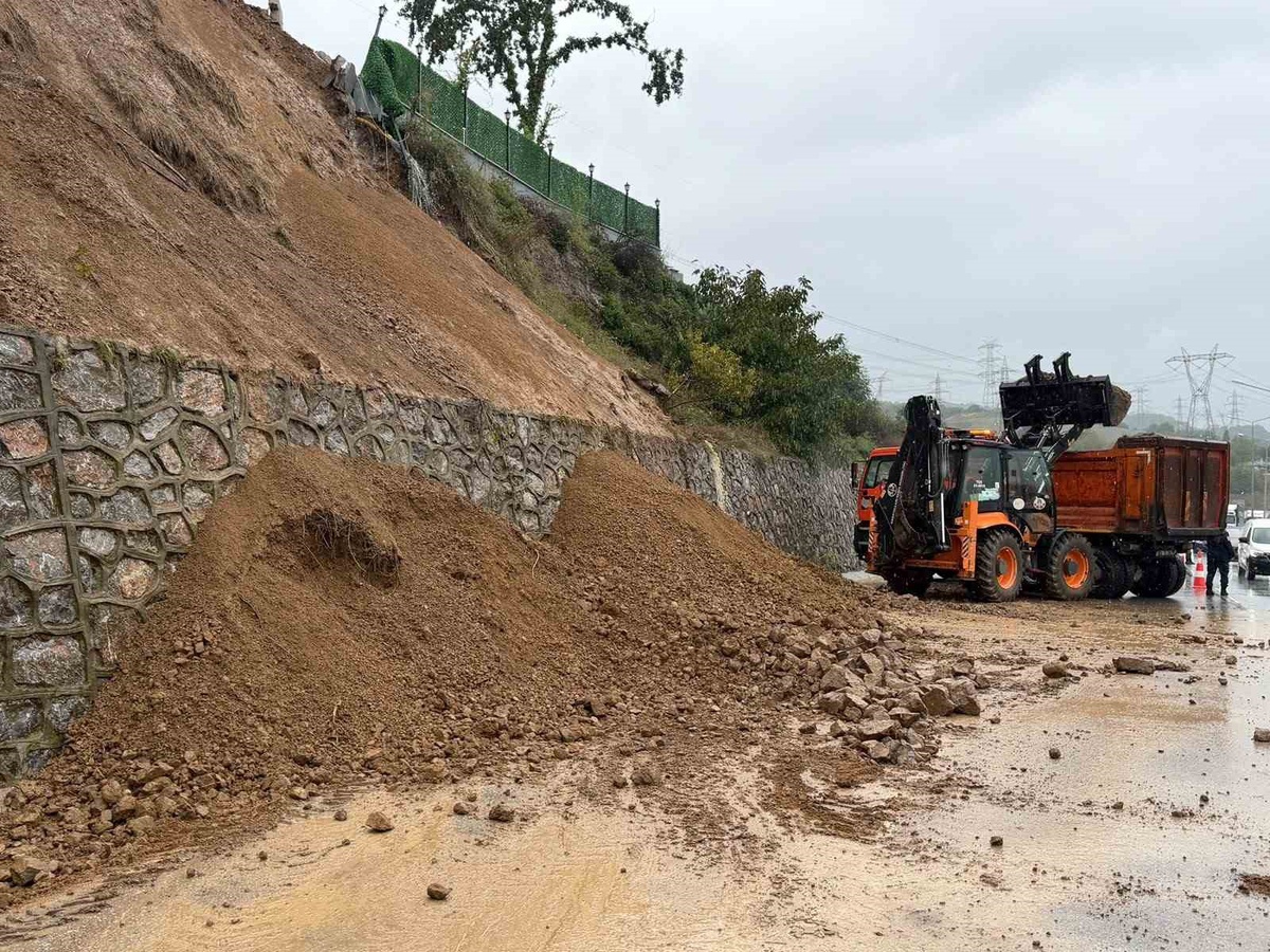 Sakarya Serdivan'da D-100'de toprak kayması nedeniyle ulaşım kontrollü sağlanıyor