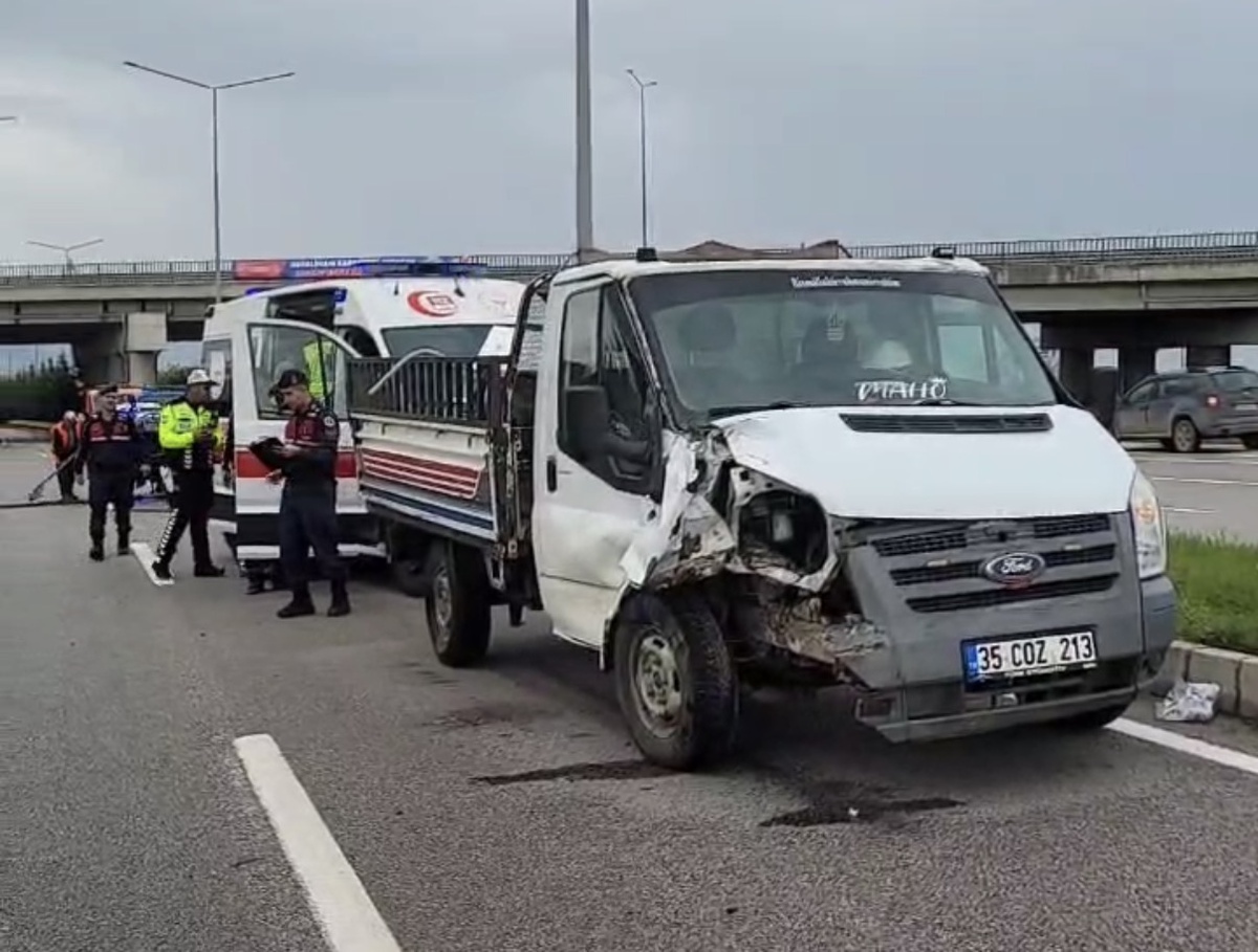 Samsun Çarşamba'da iddiaya göre kamyonet traktöre arkadan çarptı, 2 sürücü yaralandı