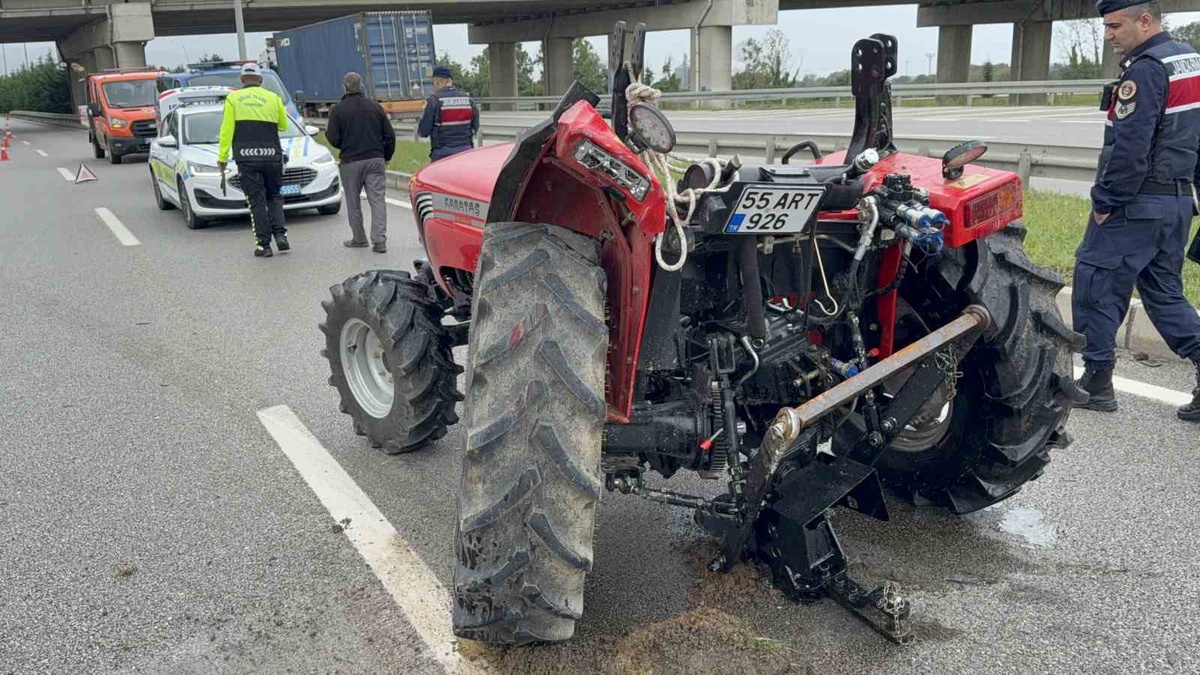 Samsun Çarşamba'da kamyonet traktöre arkadan çarptı, 2 sürücü yaralandı