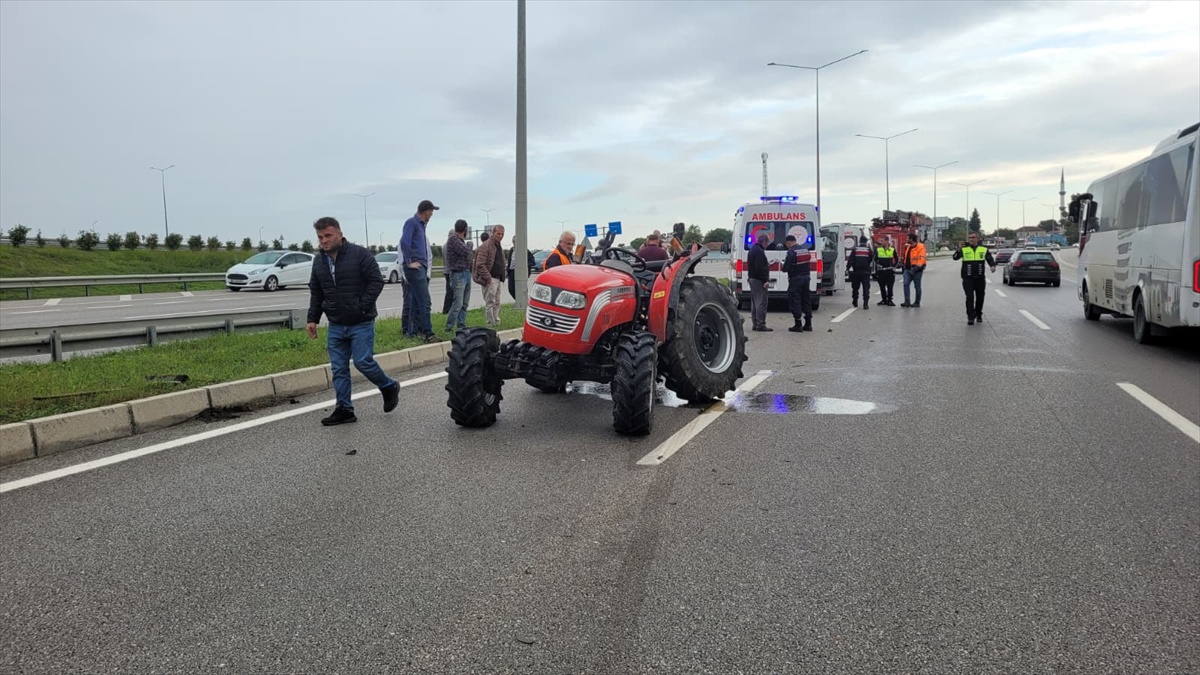 Samsun Çarşamba'da kamyonet traktöre arkadan çarptı, 2 kişi yaralandı