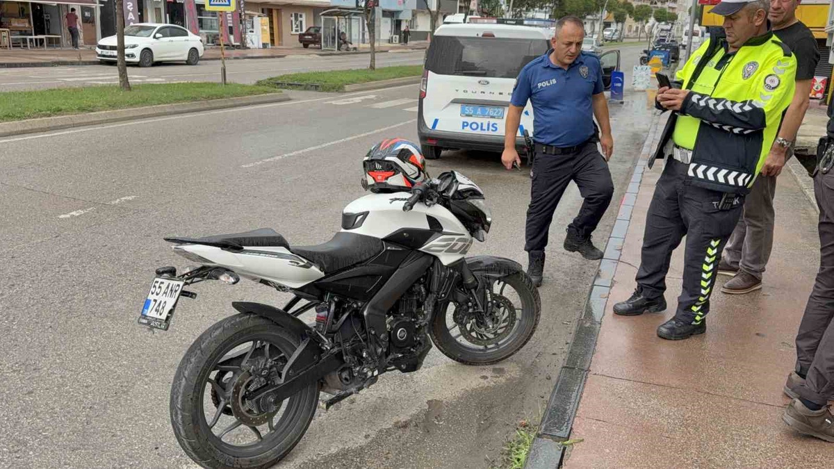 Samsun İlkadım'da otomobile çarpan motosiklet sürücüsü yaralanıp hastaneye kaldırıldı