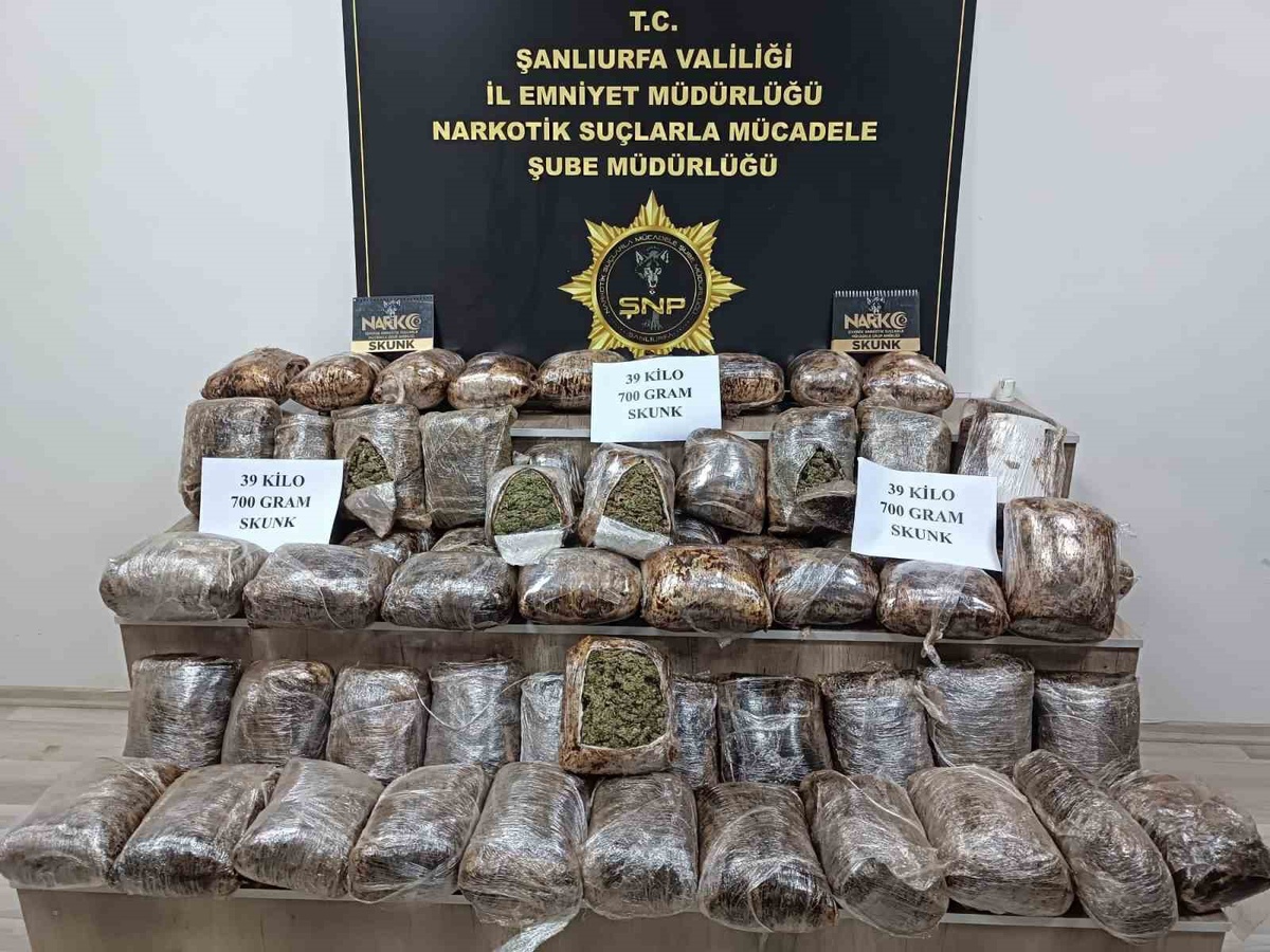 Şanlıurfa’da otobüs bagajındaki valizde 39 kilo 700 gram skunk ele geçirildi