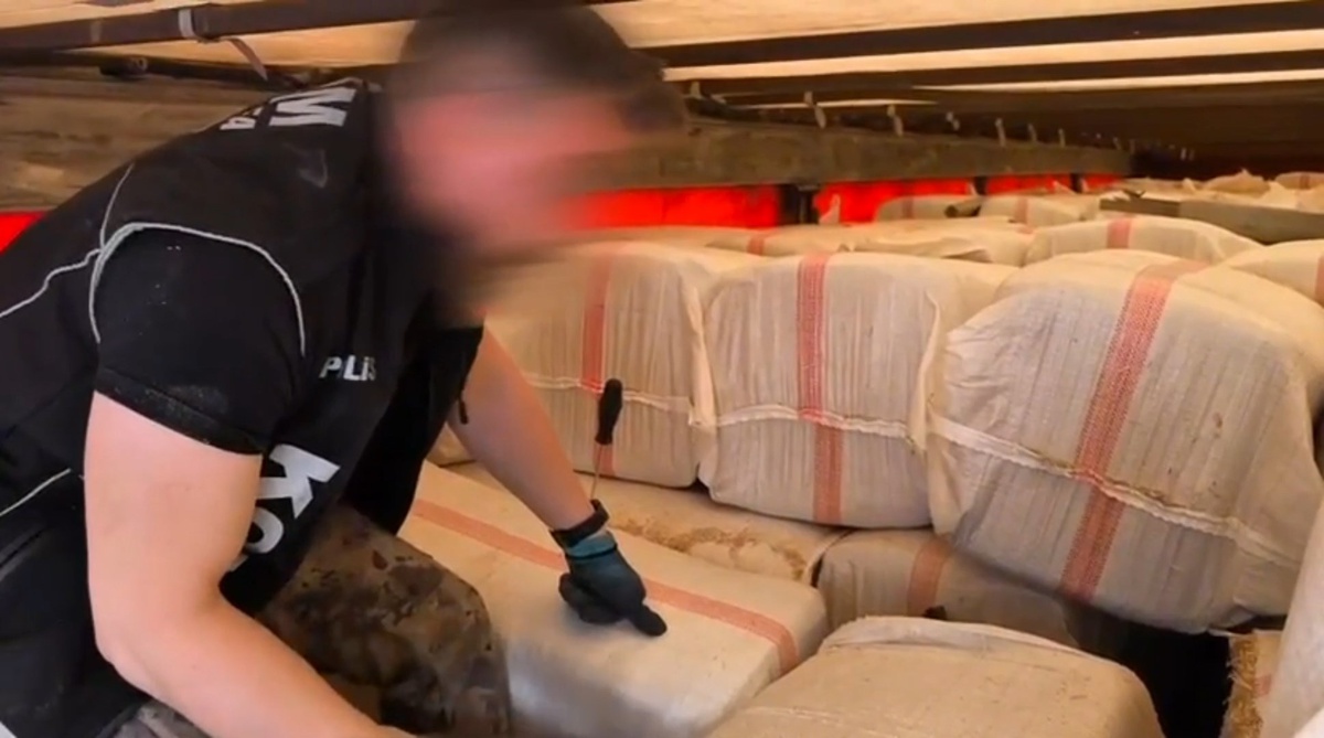 Şanlıurfa'da TIR'da 27 bin paket tütün mamülü ele geçirildi, 2 kişi tutuklandı