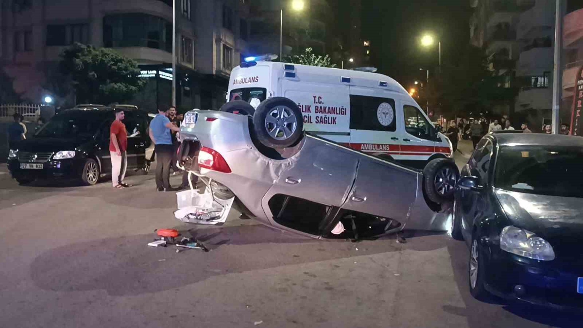 Şanlıurfa Karaköprü'de iki otomobil çarpıştı, mesai çıkışı polis memuru yaralandı